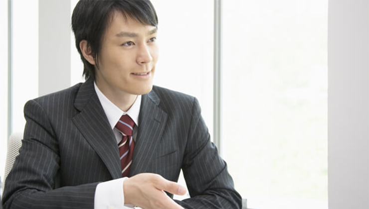 好印象を与える明るくハキハキとした受け答えする男性