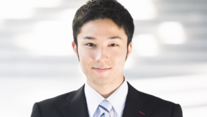 清潔感のある服装で面接に臨む男性