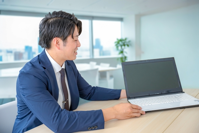 説明をする採用担当者