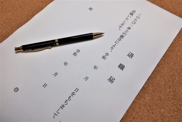 退職届を書く様子