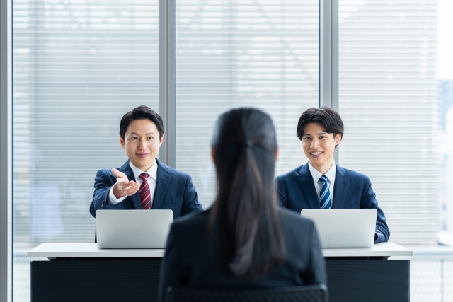 面接官が質問している様子