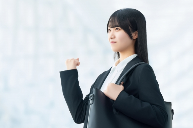 ガッツポーズがっをする女性